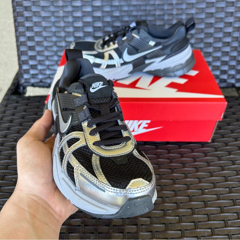 NIKE V2K RUN BLACK METALLIC SILVER Size 5.5 W - Picture 2 of 5